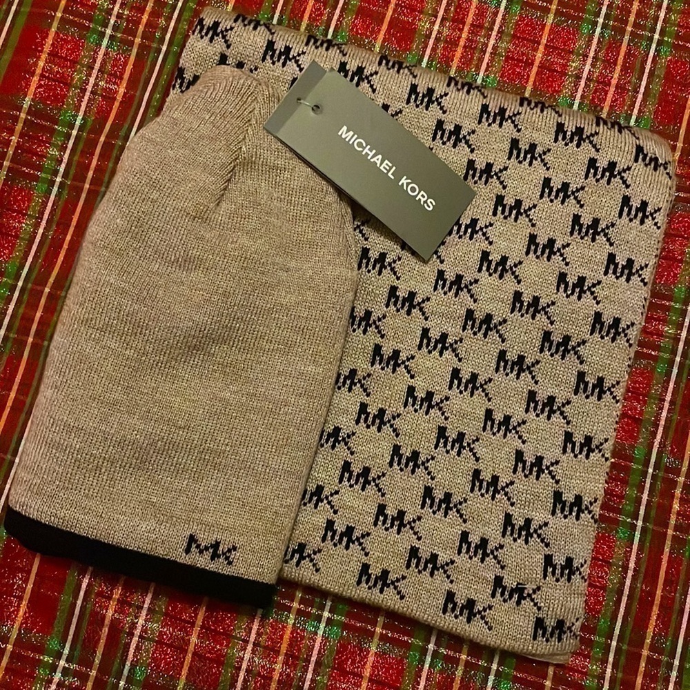 Brand New Michael Kors Men's Scarf & Reversible Hat Gift Set Logo